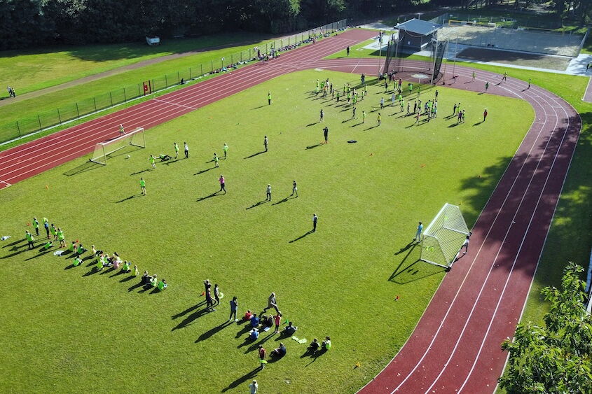 Drohnensicht auf den Sportplatz